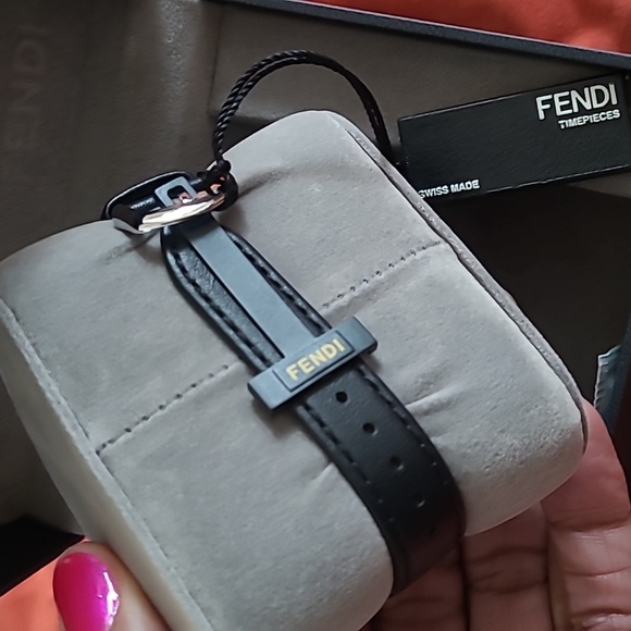 💕HP💕💯Authentic Fendi Run Away Watch💕 - Picture 10 of 11